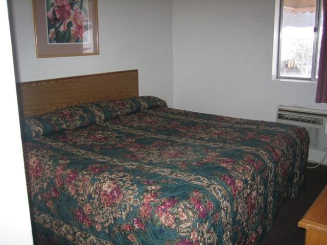 Mountain Trail Inn Logan Room photo